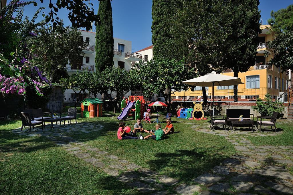 Raffy Family & Bike Hotel Diano Marina Exterior foto